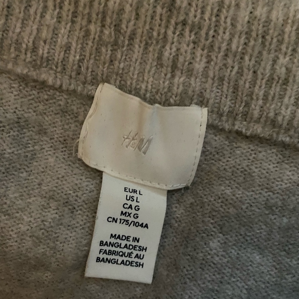 H&M Sweater - Picture 2 of 2